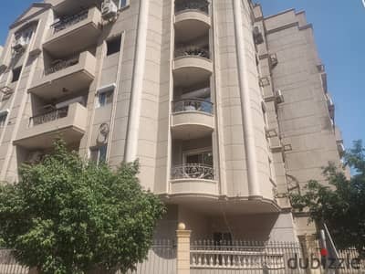  شقة مميزة للبيع في البنفسج عمارات – التجمع الخامس    Prime Location: على الرئيسي مباشرة، وعلى بُعد خطوات من مدرسة بداية، في واحدة من أفضل مواقع