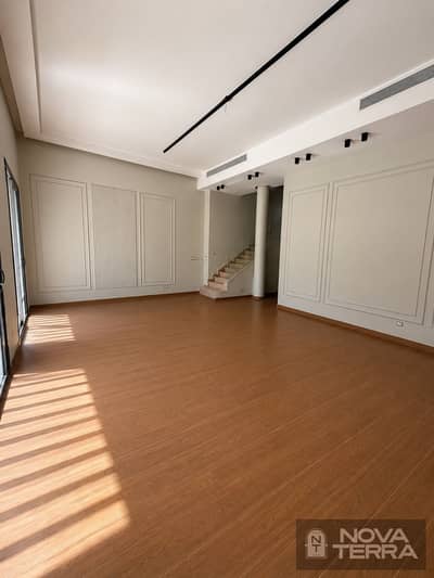 Town Middle Villa for Sale in Beverly Hills – Allegria