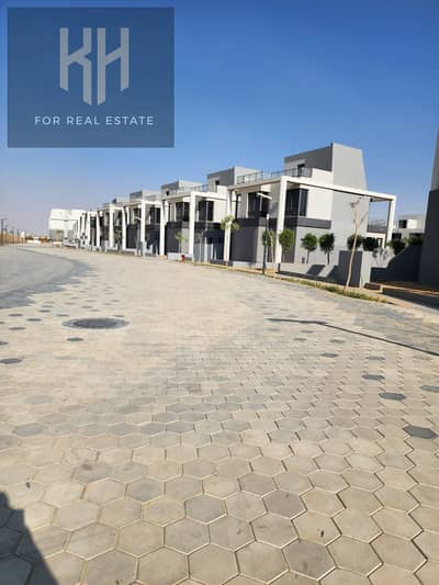 Twin house for sale, ready for occupancy in one month, in the villas phase of Bloomfields, near Madinaty, Sarai, and New Cairo.