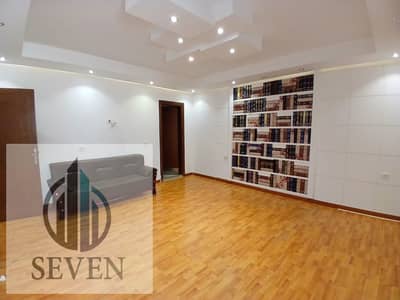 Office for rent, 220 m², licensed, air-conditioned, located on Degla Al-Maadi, next to Grand Mall Maadi.