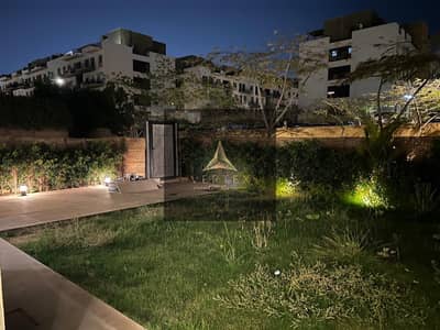 شقة بحديقة خاصه اول سكن نص مفروش بسعر مميز للايجار في ايستاون القاهرة الجديدة