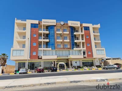 شقة غرفة وصالة للبيع بالفرش والتكييفات على البحر مباشرة الغردقة شاطئ خاص