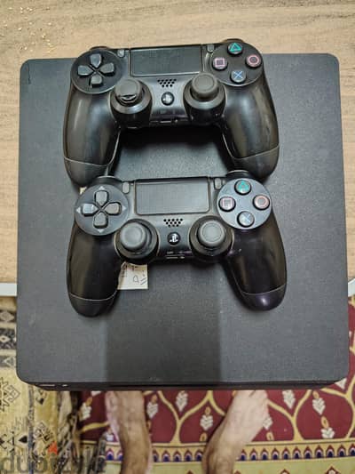 PS4 سليم زيرو معاه دراعين اوريجينال معاه كارتونة وكل الوصلات مساحة 500