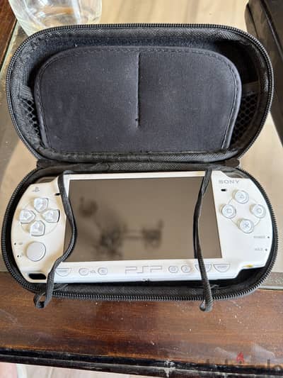 للبيع جهاز سوني محمول (PSP 3000)
