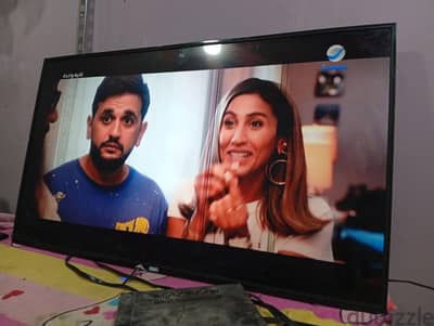 شاشة ata 55.  بوصة سمارت بها خطان على الجانب الايمن غير مؤثرين