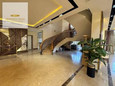 توين للبيع بسعر تاون في الجولدن سكوير فيلا 3 طوابق ب افخم تصميم وارتفاع عالي للسقف سكن عائلي راقي جدا داخل  كمبوند فيلات فقط  بجوار ميفيدا وبالم هيلز