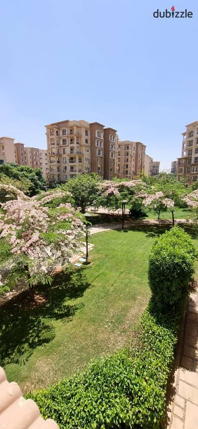 شقة مميزه في اجمل مراحل مدينتي b2  إتجاه بحري صريح B2   مجموعه 21 الدور الاول  المساحة الاقل هدارا 111متر   2غرفة و 1حمام _مطبخ واسع_تراس كبير _رسبشين كبير_غرفتين نوم كبار  تشطيبات فندقيه الترا سوبر لوكس تم تغير السباكه والكهرباء  (باب مصفحأبوا