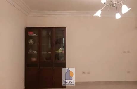  للإيجار – عمارات المستثمر الصغير   الموقع: الحي الثامن – بجوار ذا جيت بلازا  المساحة: 155 متر  3 غرف نوم  2 حمام   مميزات الشقة:  * مطبخ مودرن * ستائر * تكييف بالريسبشن * مراوح في كل غرفة   الإيجار الشهري: 18,000 جنيه   للتواصل والمعاينة: 010041