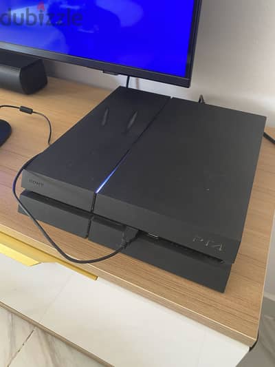 Ps4 512gb soft 11.5 with ٢ original controllers ٦ games بلايستيشن ٤