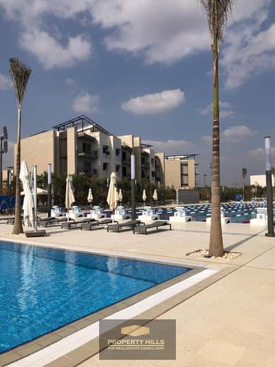 شقة جاهزه للسكن تشطيب فاخر بالتكيفات و المطبخ في بيفرلي هيلز مرحله Six West