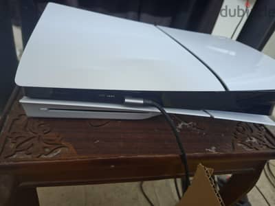 نسخه تيرا ps5 slim disc حاله ممتازه جدا  يعتبر جديد بلعبه بدون دراع