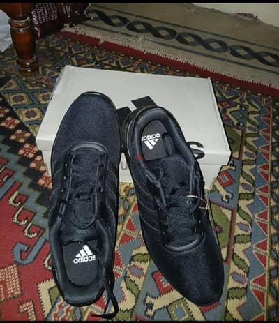 كوتشي Adidas أسود جديد بالعلبة – مقاس 47⅓ 