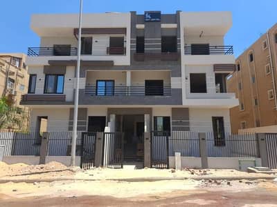 Apartment with a garden for sale in the 8th District, Sheikh Zayed. Features a private entrance and a garden; semi-finished. Prime location with a view