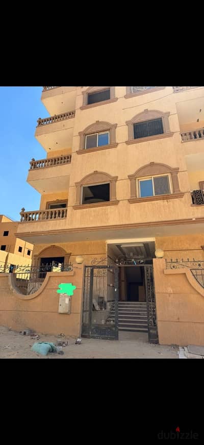 متاح شقة ارضي بالعداد المنطقة المتميز عمارات عماره ساكنه وشارع حيوي خطوات من السويس والنادي ومدخل المتميز من ناحيه البنزينه ١٤٥ متر مطلوب مليون ٣٠٠