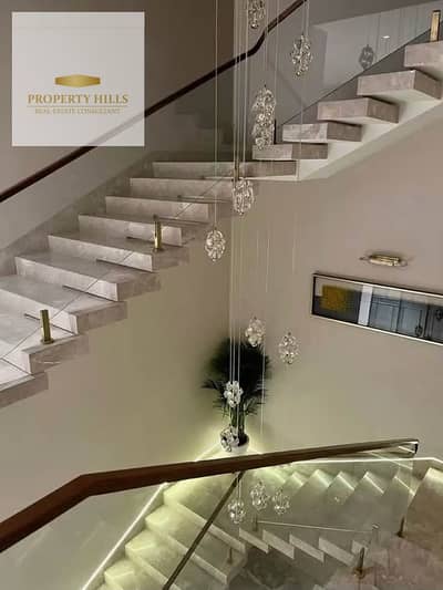 A 600 sqm villa with a palace-like area at the lowest price in Cleopatra Palace, ready for immediate occupancy upon signing the contract. You can visit and view it starting today.