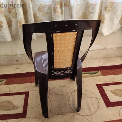 كرسي بلاستيك الشريف