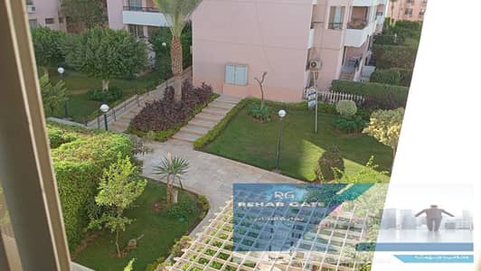 متاح للبيع شقة مميزة في الرحاب – المرحلة الثالثة، تقع في الدور الثاني بدون أسانسير، وتتمتع بفيو جاردن مميز يوفر إطلالة هادئة ومريحة. تتكون الشقة من غر