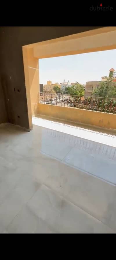 شقة للبيع علي شارع رئيسي في الشيخ زايد