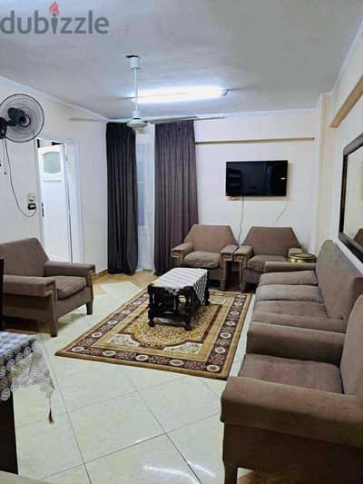 شقة مفروشة بالكامل بالتكييفات بكامب شيزار بجوار كلية الهندسة