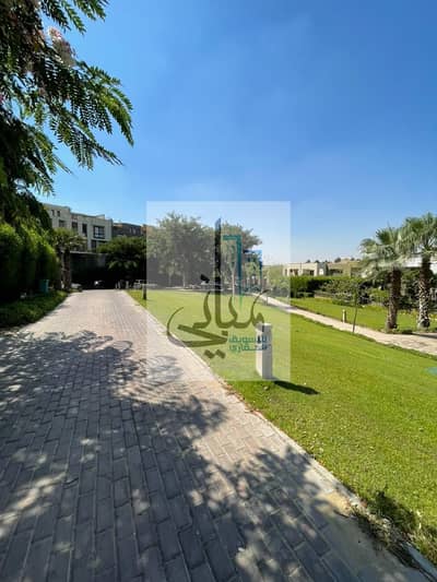 City Villa for rent in Westown SODIC Compound: 310 sqm built-up area, 110 sqm garden; includes kitchen, air conditioning, and a dressing room. Sheikh