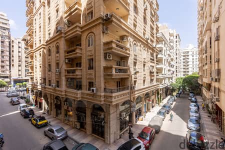 شقة للبيع 300 م سموحة (شارع الخمسين و متفرع من ش مصطفى كامل )