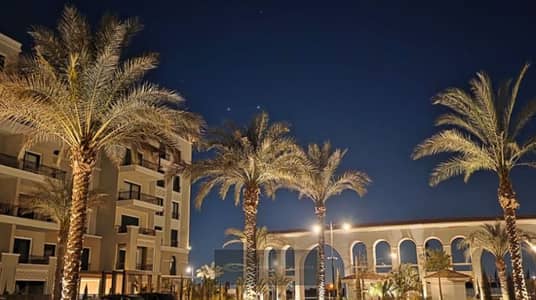 Penthouse for rent (243m² + 50m² roof terrace), featuring air conditioning and kitchen cabinetry. Located in a prime spot in Sheikh Zayed within the V