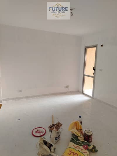 For rent in Al-Rehab, an apartment with 3 bedrooms, 155m, wide garden view, in a distinguished location, in excellent condition for living, and at an unbeatable price next to services.