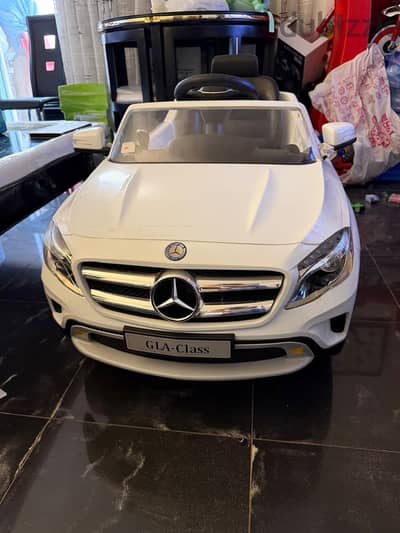سيارة أطفال كهربائية ماركة (Mercedes)بحالة ممتازة مع الريموت والشاحن