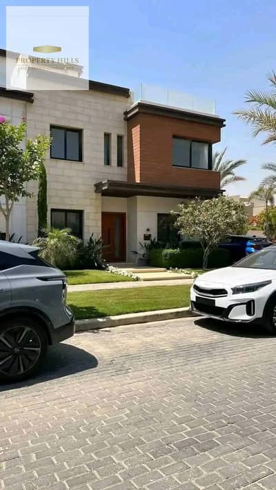 فيلا للبيع في Azzar كمبوند  بمساحه واسعه وتقسيمه اكبر  عدد غرف ماستر + جراچ خاص بالفيلا  كموبند متسلم وساكن وعايش بالفعل  قدام ماونتن فيو وعلي شارع ال