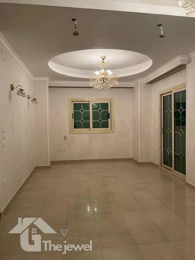 AG-105 | 135 sqm Apartment in District 4 with AC and Installed Kitchen