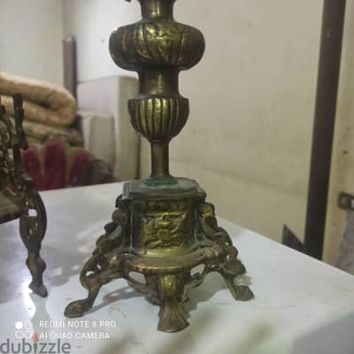ساعه وعدد 2شمعدان