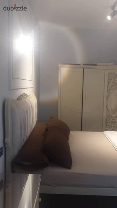 Furnished apartment for officers with 3 rooms and a reception with a sea view, 3rd floor, furnished apartment in officers' residences, 140 m with a sea view, three bedrooms, reception, 2 pieces with a sea view, third floor, monthly rent required 18000, advance monthly rent, security deposit for one month, commission.