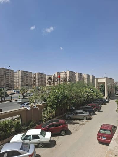 شقة مميزة جدا على السور مباشر تشطيب مميز جدا جدا دور اول السعر قابل للتفاوض عند الجديه
