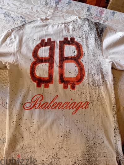 t shirt ابيض عليها لوجو