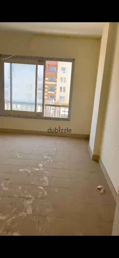 للايجار ف كمبوند قطاميه جاردنز بجوار مستشفي سيشل كمبوند متكامل الخدمات  يوجد فيه فندق ومدرسه انترناشونال  للايجار دور تالت  فيو مفتوح  غرفتين وريسبشن  نموذج مميز  متشطبه  الاسانسير هيتركب خلال شهور  يوجد فديو للمهتمين  مطلوب ١٠٠٠٠ الف ايجار شهري   للتواصل