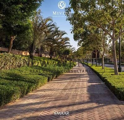 فيلا مستقلة متشطبة بالتكيفات و المطبخ استلام فورى موقع مميز جدا فى كمبوند ميفيدا شارع التسعين الجنوبى التجمع الخامس