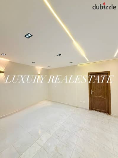 Twin for administrative rent with a private entrance, area 450 meters in Sheikh Zayed next to Espania Plaza, very distinctive location, consisting of 6 rooms, 4 bathrooms on the most important main street, garden, private entrance and an entrance from the villa, with a doorbell.