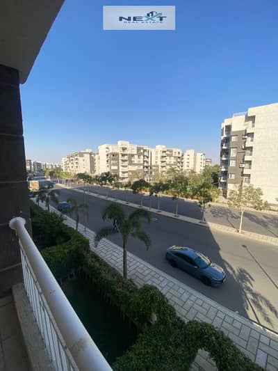 للبيع في ارقي مراحل مدينتي شقه 78 م في b12 دور تاني فيو شارع بحري شرقي قريبه جدا من بيت الجمله والخدمات دقايق من الكرافت زون والايست هب بدون فرق وديعه