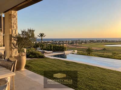 Receive now next to the marina a villa with a swimming pool overlooking the golf direct on the sea in Hacienda Bay