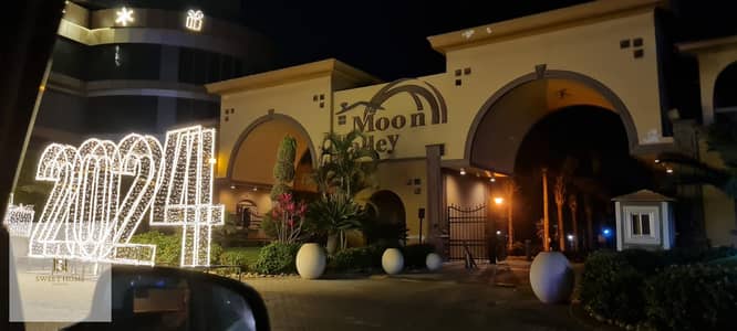 فيلا مستقلة للإيجار في كمبوند مون فالي 1 حديقة خاصة وجراج