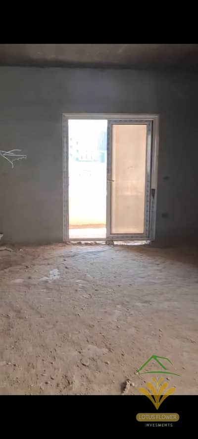 شقة للبيع في اللوتس الجديدة دخلة صريحة من شارع النوادي الرئيسي بفيو مفتوح بخدمات
