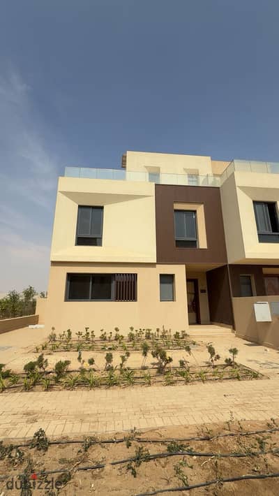 Town house ready to move in Vye Sodic next to Sphinx Airport and near Beverly Hills