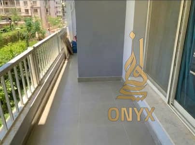 الشقة في أميز نقطة في التجمع، مباشرة أمام بوابة الرحاب والسوق الشرقي بسعر مش موجود بالماركت