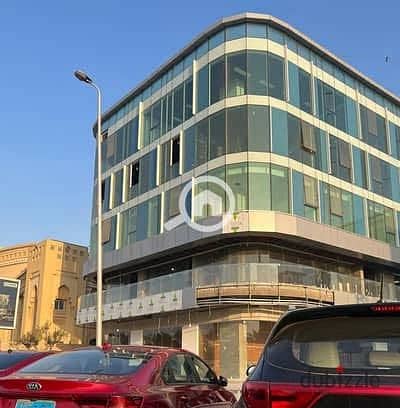 مكتب أو عيادة للإيجار داخل مول سنترو زايد بتشطيب ألترا سوبر لوكس، في لوكيشن مميز جدًا على البلازا مباشرة