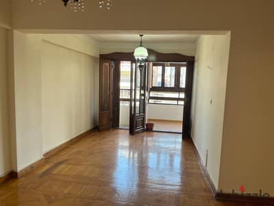 شقه للايجار السكني 135م رشدي(علي الترام مباشر )مكيفه بالكامل