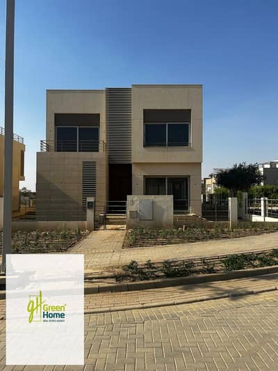 فيلا مستقلة جاهزة للسكن للبيع في بالم هيلز، القاهرة الجديدة. موقع مميز للغاية بإطلالة مفتوحة على المناظر الطبيعية.