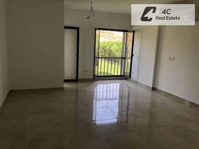 شقه بجاردن متشطبه بالمطبخ والتكييفات استلام فوري في كمبوند فيفث سكوير المراسم
