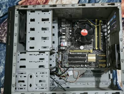 معالج intel core i5-4460 وبها كارت شاشة داخلي و رامتين ٤جيجا رام