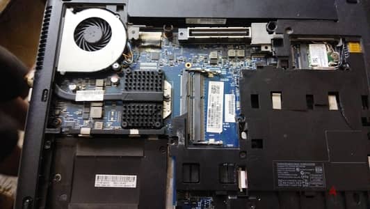 لاب توب hp للتقطيع قطع غيار الجهاز به كسر ف الشاشة والغطاء الخارجي لكن
