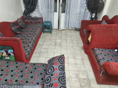 غرفة معيشة مستعملة خشب زان تحتاج تنجيد